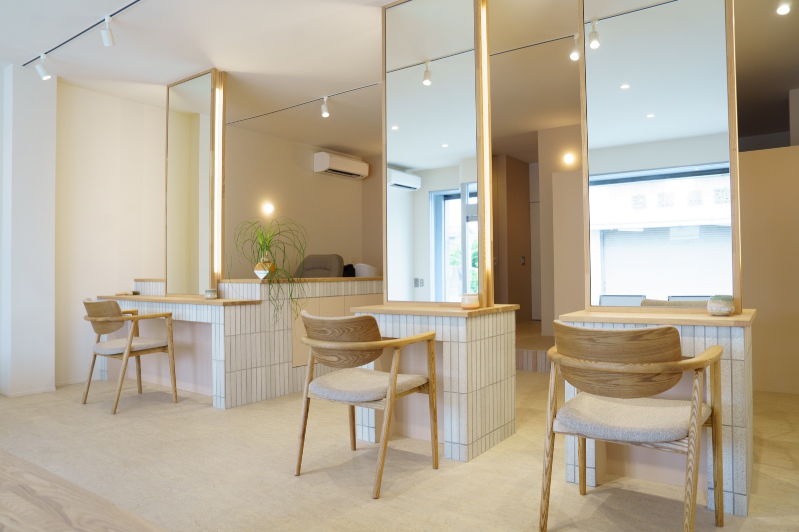 hair salon ユルム深谷稲荷 セット面5席のミラーステーション
