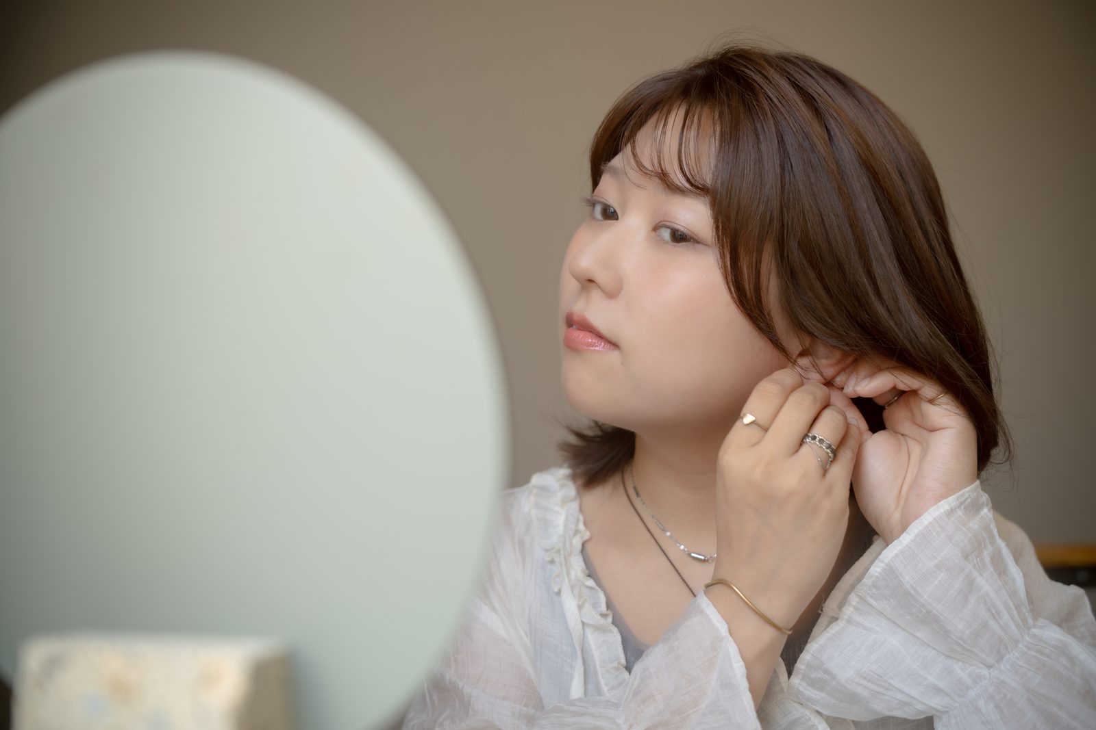 SOLEM. のイヤリングを身につけるさとちゃん