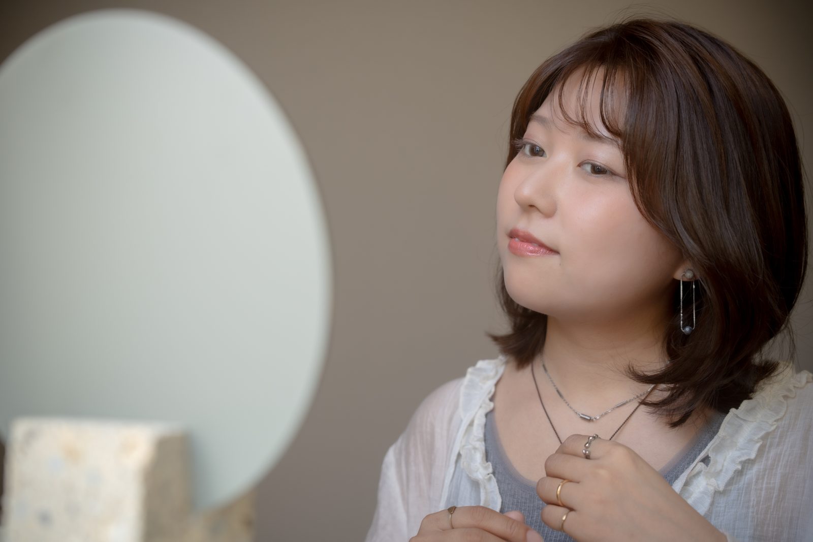 SOLEM. の天然石アクセサリーを身につけたさとちゃん